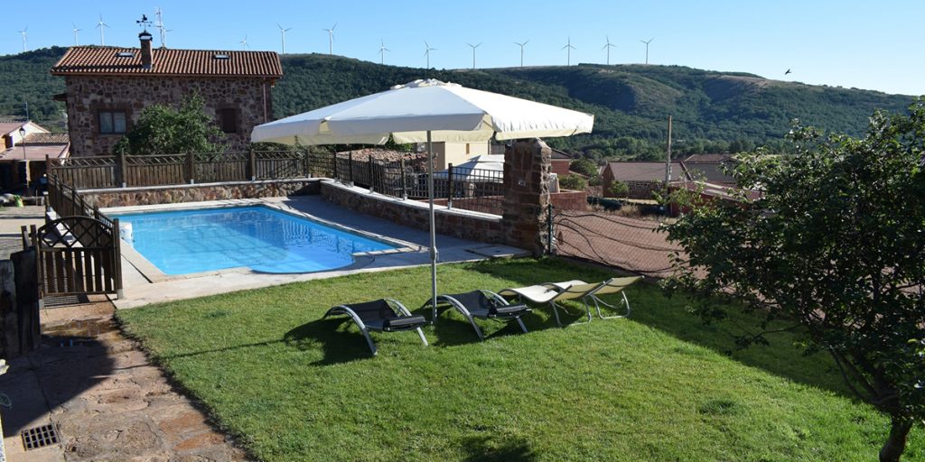 Jardin y Piscina Casa Rural La Yedra